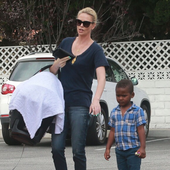 Exclusif - Charlize Theron fait du shopping au Bristol Farms avec ses enfants Jackson et August à Hollywood, le 12 septembre 2015.