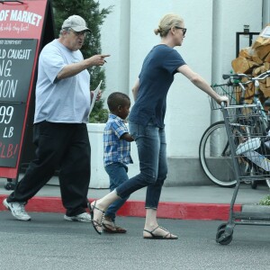 Exclusif - Charlize Theron fait du shopping au Bristol Farms avec ses enfants Jackson et August à Hollywood, le 12 septembre 2015.