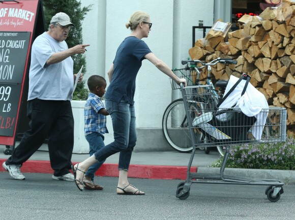 Exclusif - Charlize Theron fait du shopping au Bristol Farms avec ses enfants Jackson et August à Hollywood, le 12 septembre 2015.