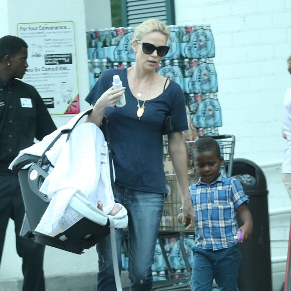 Exclusif - Charlize Theron fait du shopping au Bristol Farms avec ses enfants Jackson et August à Hollywood, le 12 septembre 2015.