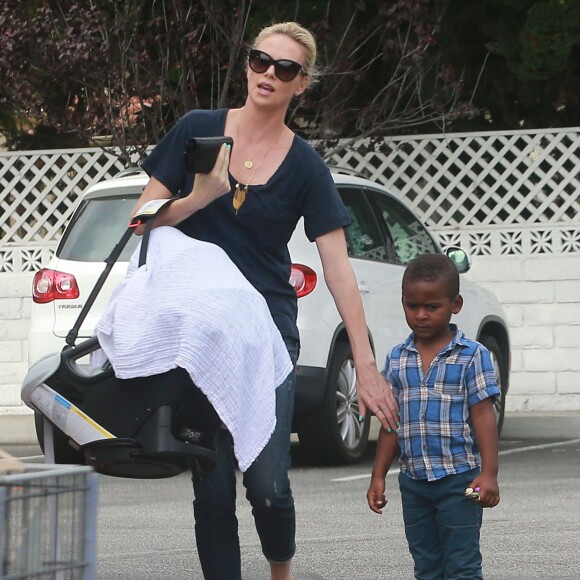 Exclusif - Charlize Theron fait du shopping au Bristol Farms avec ses enfants Jackson et August à Hollywood, le 12 septembre 2015.