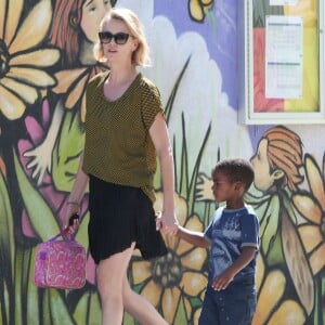 Exclusif - Charlize Theron se promène avec son fils Jackson à Los Angeles, le 4 août 2015.