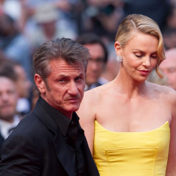 Charlize Theron et son fiancé Sean Penn - Montée des marches du film "Mad Max : Fury Road" lors du 68e Festival International du Film de Cannes, le 14 mai 2015.