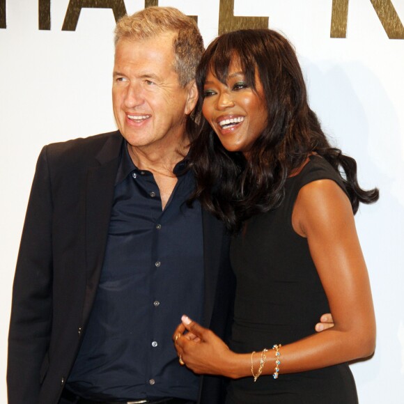 Mario Testino et Naomi Campbell assistent à la soirée de lancement de la collection de parfums Michael Kors Gold au Boom Boom Boom, à l'hôtel The Standard. New York, le 13 septembre 2015.