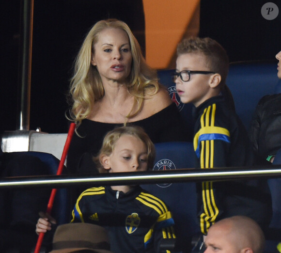Helena Seger et ses enfants Maximilian et Vincent lors du match de Ligue des Champions entre le PSG et Malmö au Parc des Princes à Paris le 15 septembre 2015