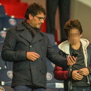 Pascal Elbé et son fils lors de la rencontre de Ligue des champions entre le PSG et Malmö au Parc des Princes à Paris le 15 septembre 2015