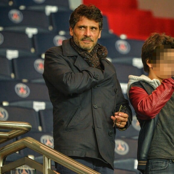 Pascal Elbé et son fils lors de la rencontre de Ligue des champions entre le PSG et Malmö au Parc des Princes à Paris le 15 septembre 2015