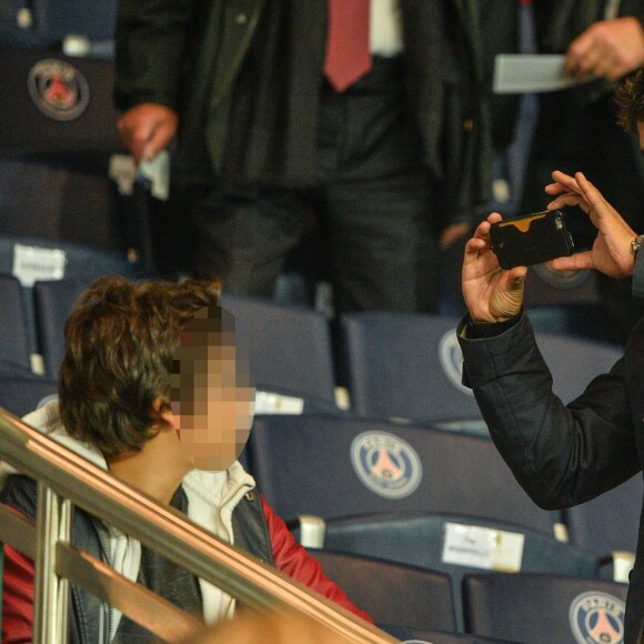 Pascal Elbé et son fils lors de la rencontre de Ligue des champions entre le PSG et Malmö au Parc des Princes à Paris le 15 septembre 2015