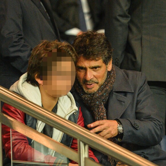 Pascal Elbé et son fils lors de la rencontre de Ligue des champions entre le PSG et Malmö au Parc des Princes à Paris le 15 septembre 2015