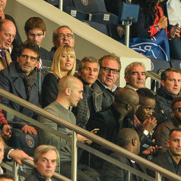 Pascal Elbé et son fils lors de la rencontre de Ligue des champions entre le PSG et Malmö au Parc des Princes à Paris le 15 septembre 2015