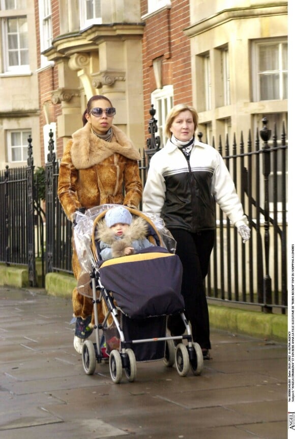 Angela Ermakova et sa fille Anna, fruit d'une relation avec Boris Becker, dans les rues de Londres, le 28 janvier 2002