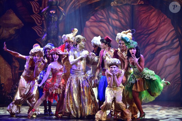 La troupe lors du showcase du spectacle musical "Aladin Faites un Voeu !" (à partir du 17 octobre) au Théâtre Comédia, à Paris le 16 septembre 2015.