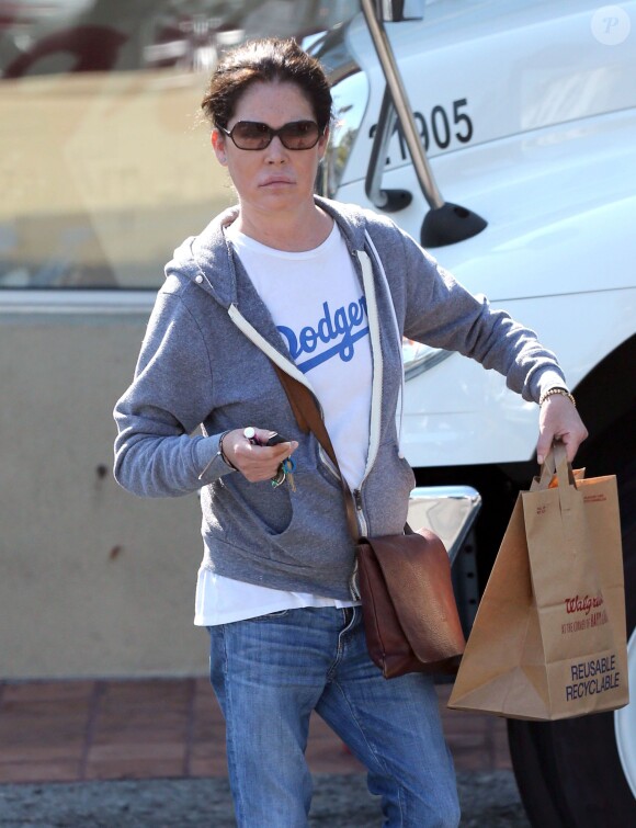 Exclusif - Lara Flynn Boyle fait du shopping à Walgreens (Los Angeles) le 28 août 2015