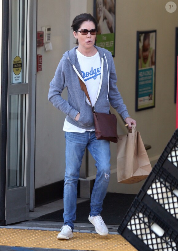Exclusif - Lara Flynn Boyle fait du shopping à Walgreens (Los Angeles) le 28 août 2015
