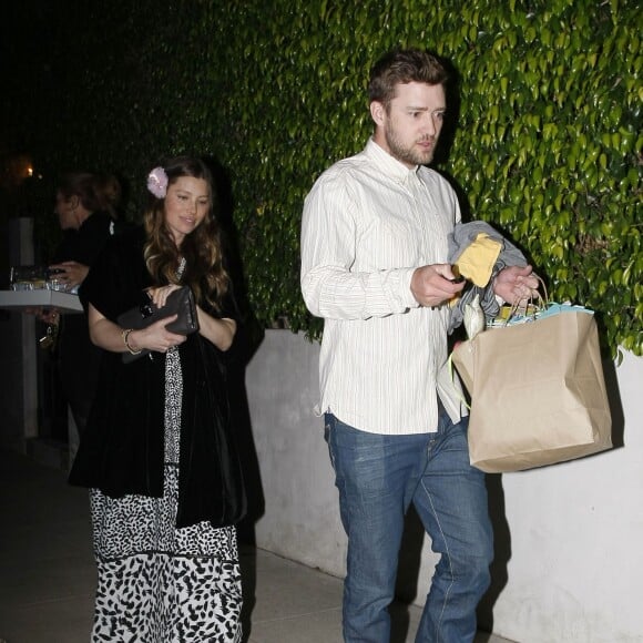 Exclusif - Jessica Biel, enceinte, se rend chez des amis pour fêter ses 33 ans avec son mari Justin Timberlake à Los Angeles, le 3 mars 2015