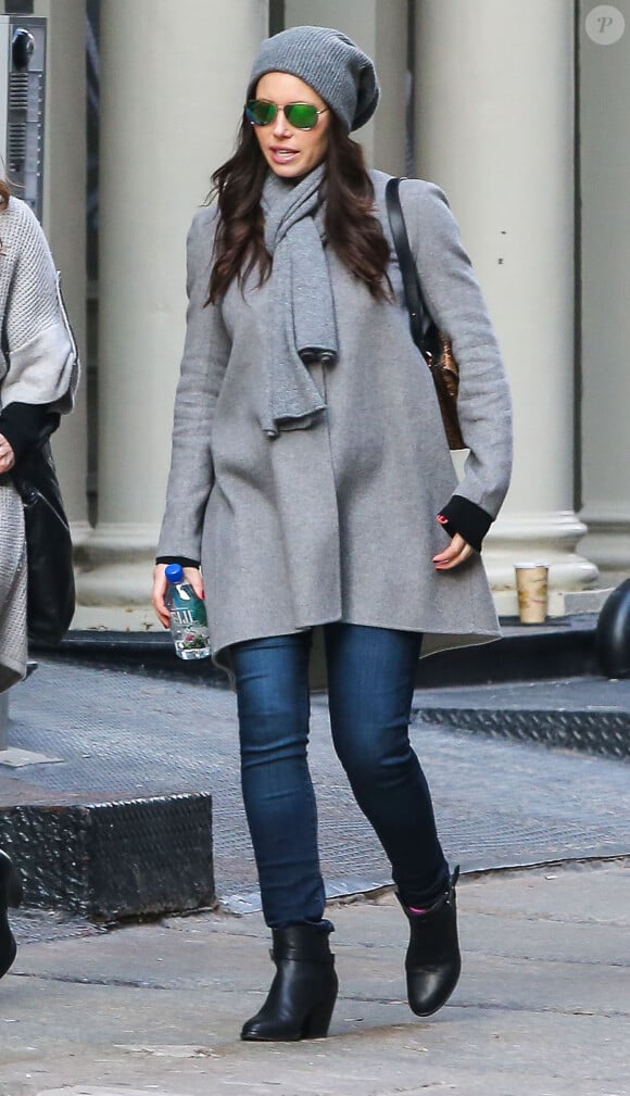 Jessica Biel enceinte fait du shopping avec une amie à New York, le 16 décembre 2014.