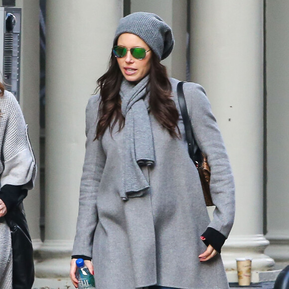 Jessica Biel enceinte fait du shopping avec une amie à New York, le 16 décembre 2014.