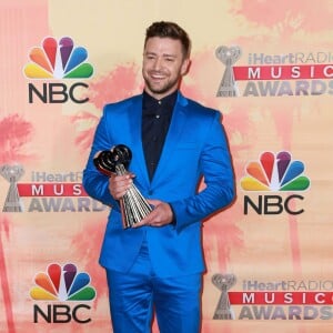 Justin Timberlake posant dans la salle de presse lors de la cérémonie des "iHeartRadio Awards 2015" au Shrine Auditorium à Los Angeles, le 29 mars 2015.