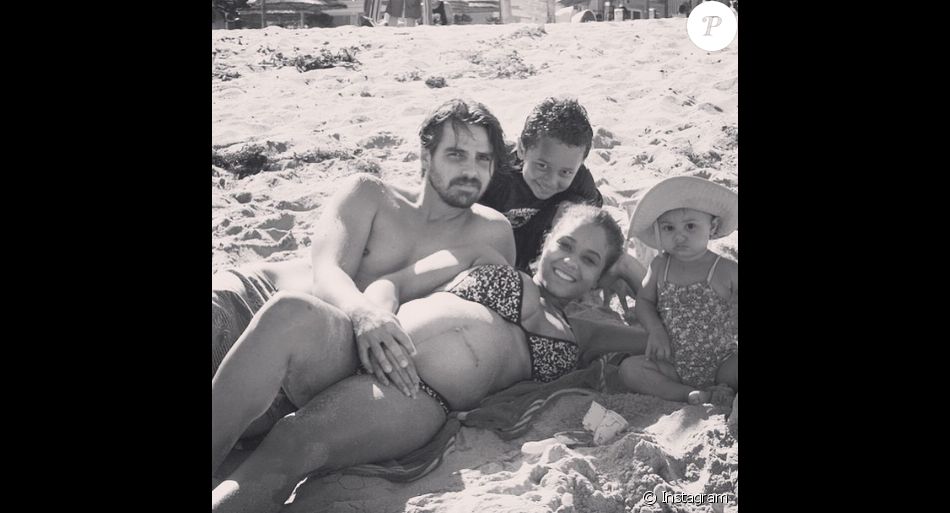 Danielle Milian enceinte lors d&#039;une journée à la plage en famille / photo postée sur Instagram.