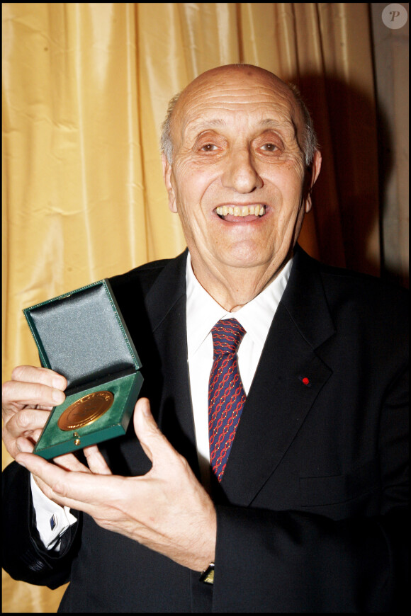 L'animateur Pierre Tchernia, honoré par la Grande Médaille de Vermeil, à Paris en janvier 2008.