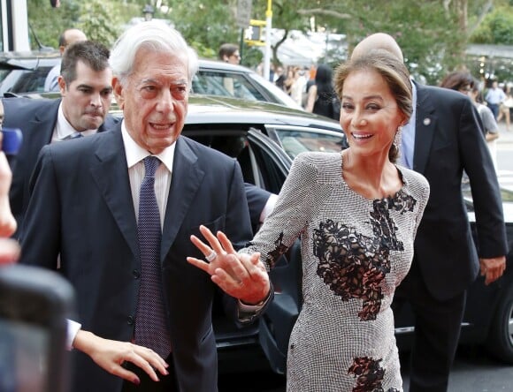 Mario Vargas Llosa et Isabel Preysler officialisent leur histoire d'amour lors de la soirée d'ouverture de la boutique Porcelanosa sur la 5ème Avenue à New York, le 9 septembre 2015.