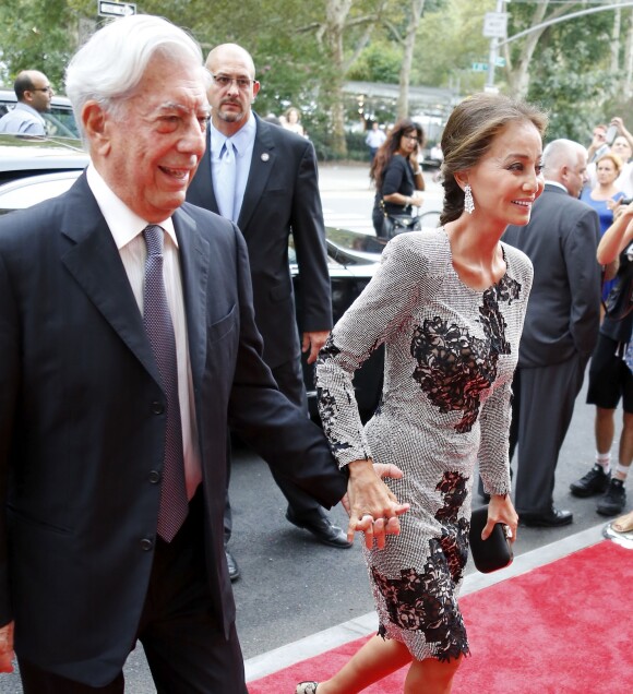 L'écrivain Mario Vargas Llosa et Isabel Preysler officialisent leur histoire d'amour lors de la soirée d'ouverture de la boutique Porcelanosa sur la 5ème Avenue à New York, le 9 septembre 2015.