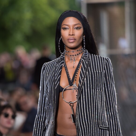 Naomi Campbell était la grande surprise du défilé de mode masculine Givenchy printemps-été 2016 à la Halle aux Chevaux à Paris le 26 juin 2015.