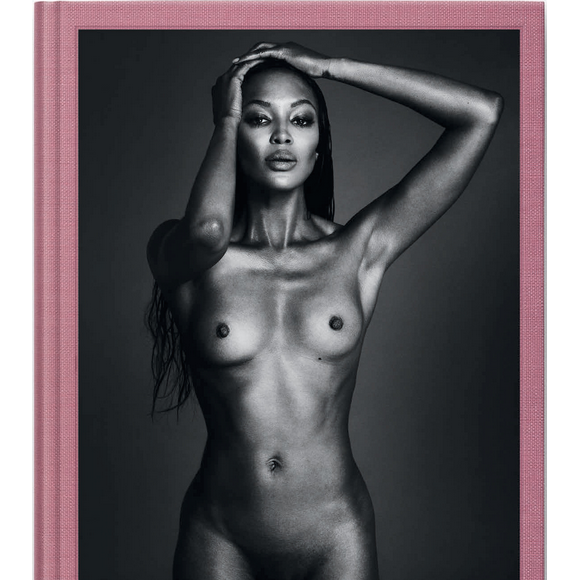 Naomi Campbell x Taschen - une livre attendu prochainement. En couverture, un portrait du top model signé Mert and Marcus.