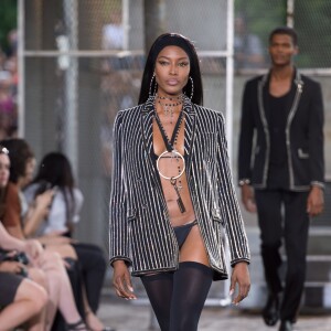 Naomi Campbell était la grande surprise du défilé de mode masculine Givenchy printemps-été 2016 à la Halle aux Chevaux à Paris le 26 juin 2015.