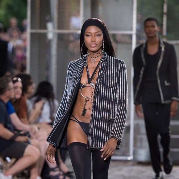 Naomi Campbell était la grande surprise du défilé de mode masculine Givenchy printemps-été 2016 à la Halle aux Chevaux à Paris le 26 juin 2015.