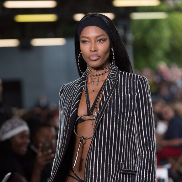 Naomi Campbell était la grande surprise du défilé de mode masculine Givenchy printemps-été 2016 à la Halle aux Chevaux à Paris le 26 juin 2015.