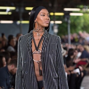 Naomi Campbell était la grande surprise du défilé de mode masculine Givenchy printemps-été 2016 à la Halle aux Chevaux à Paris le 26 juin 2015.