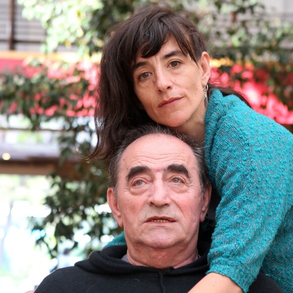 Exclusif - Richard Bohringer et sa fille Romane posent à l'hôtel Best Western à Saint-Raphaël le 14 avril 2015.