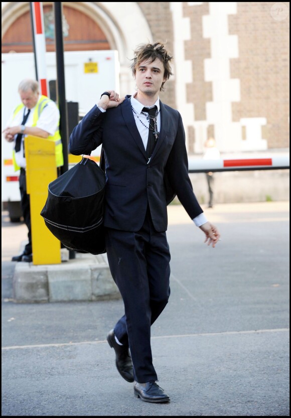Pete Doherty sort de la prison Wormwood Scrubs à Londres le 6 mai 2008.  