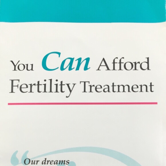 Exclusif - Arantxa Sanchez Vicario s'est rendue dans un centre de fertilité à Miami le 9 septembre 2015. Elle tenait dans sa main cette brochure.