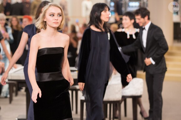 Lily-Rose Depp lors du défilé de mode "Chanel", collection Haute-Couture automne-hiver 2015/2016 au Grand Palais à Paris, le 7 juillet 2015.
