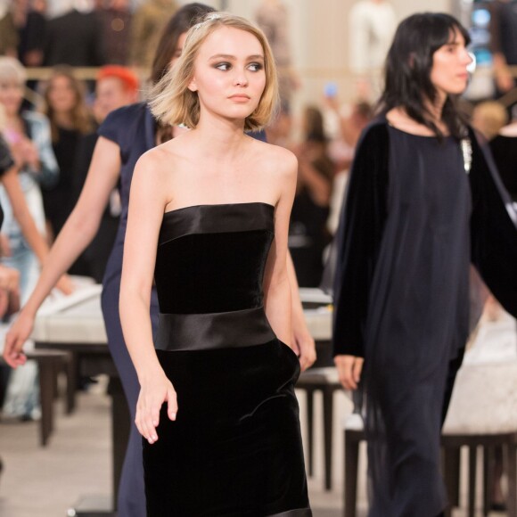Lily-Rose Depp lors du défilé de mode "Chanel", collection Haute-Couture automne-hiver 2015/2016 au Grand Palais à Paris, le 7 juillet 2015.