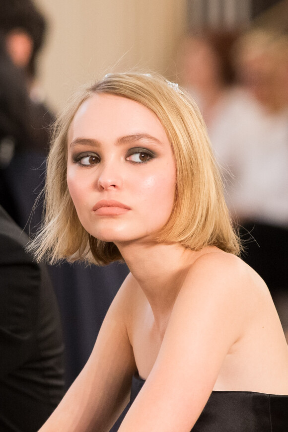 Lily-Rose Depp lors du défilé de mode "Chanel", collection Haute-Couture automne-hiver 2015/2016 au Grand Palais à Paris, le 7 juillet 2015.