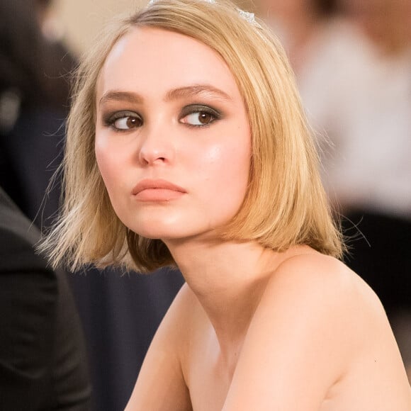 Lily-Rose Depp lors du défilé de mode "Chanel", collection Haute-Couture automne-hiver 2015/2016 au Grand Palais à Paris, le 7 juillet 2015.