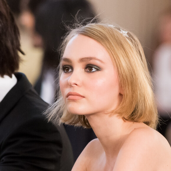 Lily-Rose Depp lors du défilé de mode "Chanel", collection Haute-Couture automne-hiver 2015/2016 au Grand Palais à Paris, le 7 juillet 2015.