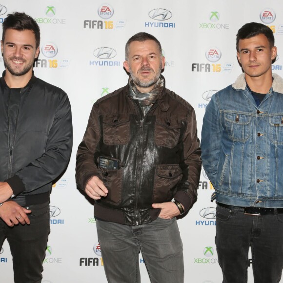 Eric Naulleau et ses fils - Soirée de lancement du jeu vidéo "FIFA 2016" au Faust à Paris, le 21 septembre 2015