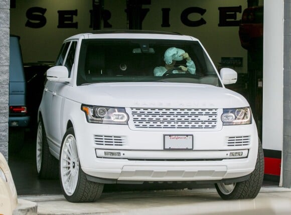 Kylie Jenner quitte l'institut de beauté Epione en 4*4 Range Rover. Beverly Hills, le 21 septembre 2015.