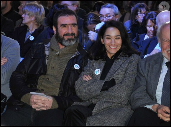 Rachida Brakni et Eric Cantona à Paris le 1er février 2012 lors de la présentation du 17e rapport annuel sur le mal logement organisée par la Fondation Abbé Pierre, le 1er février 2012