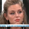 Sabrina Perquis (Secret Story 5) en larmes sur le plateau du Débrief de Secret Story 9 en revoyant l'émotion d'Aurélie Van Daelen. NT1, le 22 septembre 2015.
