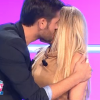 Sabrina Perquis (Secret Story 5) en larmes sur le plateau du Débrief de Secret Story 9. NT1, le 22 septembre 2015. Christophe Beaugrand la réconforte.