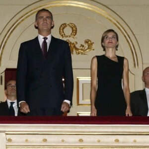 Letizia et Felipe VI d'Espagne présidaient le 22 septembre 2015 l'ouverture de la saison artistique au Teatro Real, l'Opéra de Madrid, où était donné Roberto Devereux de Donizetti.