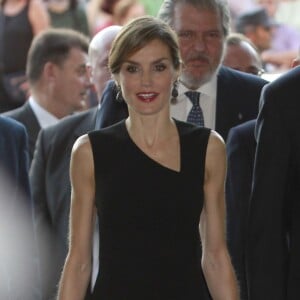 La reine Letizia, superbe en robe Hugo Boss, et le roi Felipe VI d'Espagne présidaient le 22 septembre 2015 l'ouverture de la saison artistique au Teatro Real, l'Opéra de Madrid, où était donné Roberto Devereux de Donizetti.