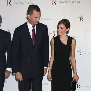 La reine Letizia et le roi Felipe VI d'Espagne présidaient le 22 septembre 2015 l'ouverture de la saison artistique au Teatro Real, l'Opéra de Madrid, où était donné Roberto Devereux de Donizetti.