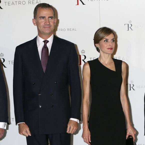 La reine Letizia et le roi Felipe VI d'Espagne présidaient le 22 septembre 2015 l'ouverture de la saison artistique au Teatro Real, l'Opéra de Madrid, où était donné Roberto Devereux de Donizetti.