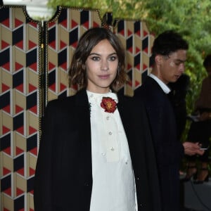 Alexa Chung - People au défilé Gucci pendant la fashion week de Milan le 23 septembre 2015.